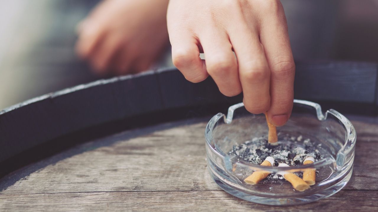 COVID-19: Γιατί κινδυνεύουν περισσότερο οι καπνιστές