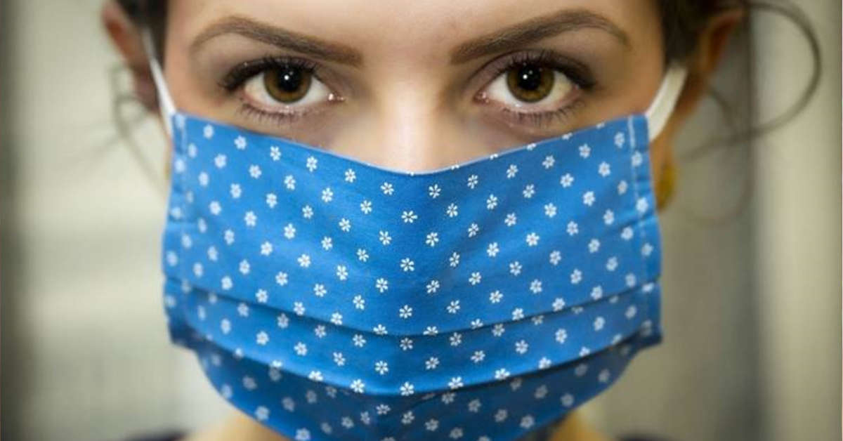 Πως να κρατήσετε το πρόσωπο σας καθαρό όταν φοράτε μάσκα, σύμφωνα με τoν δερματολόγο