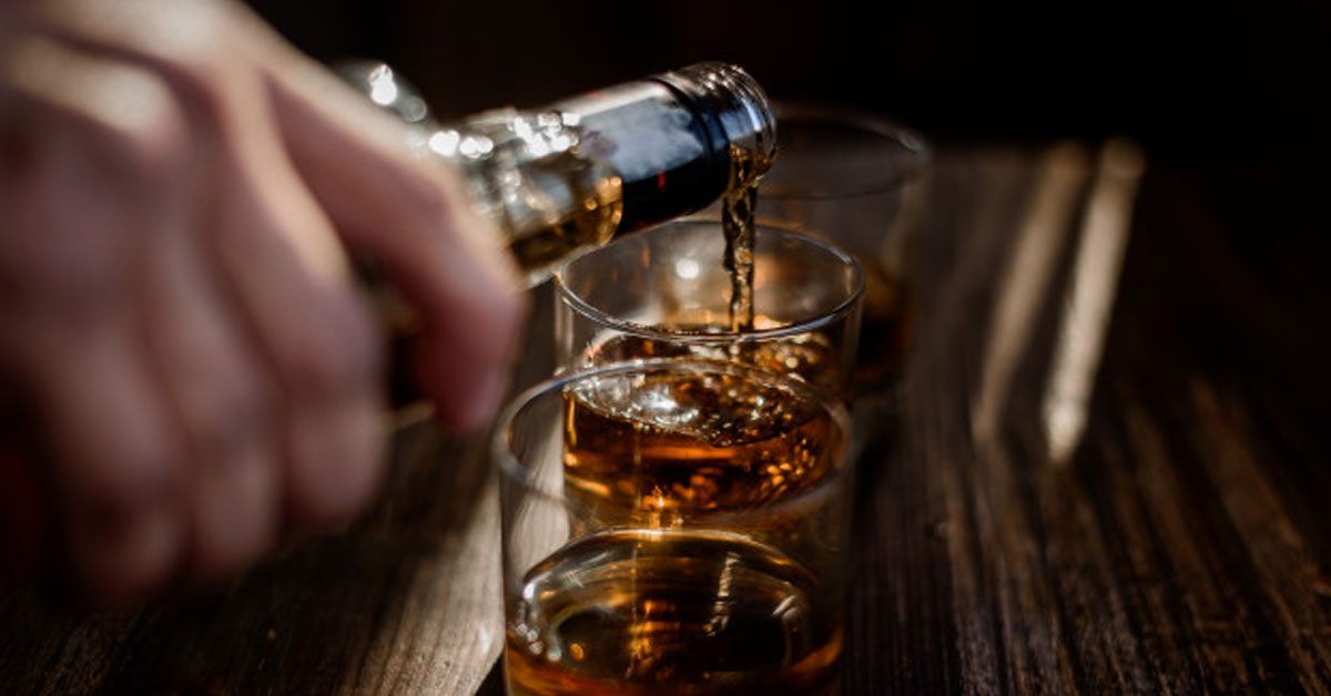 Αλκοόλ : Πόσο πρέπει να καταναλώνουμε και τι προβλήματα μπορεί να προκαλέσει στην υγεία μας η υπερβολική κατανάλωση;