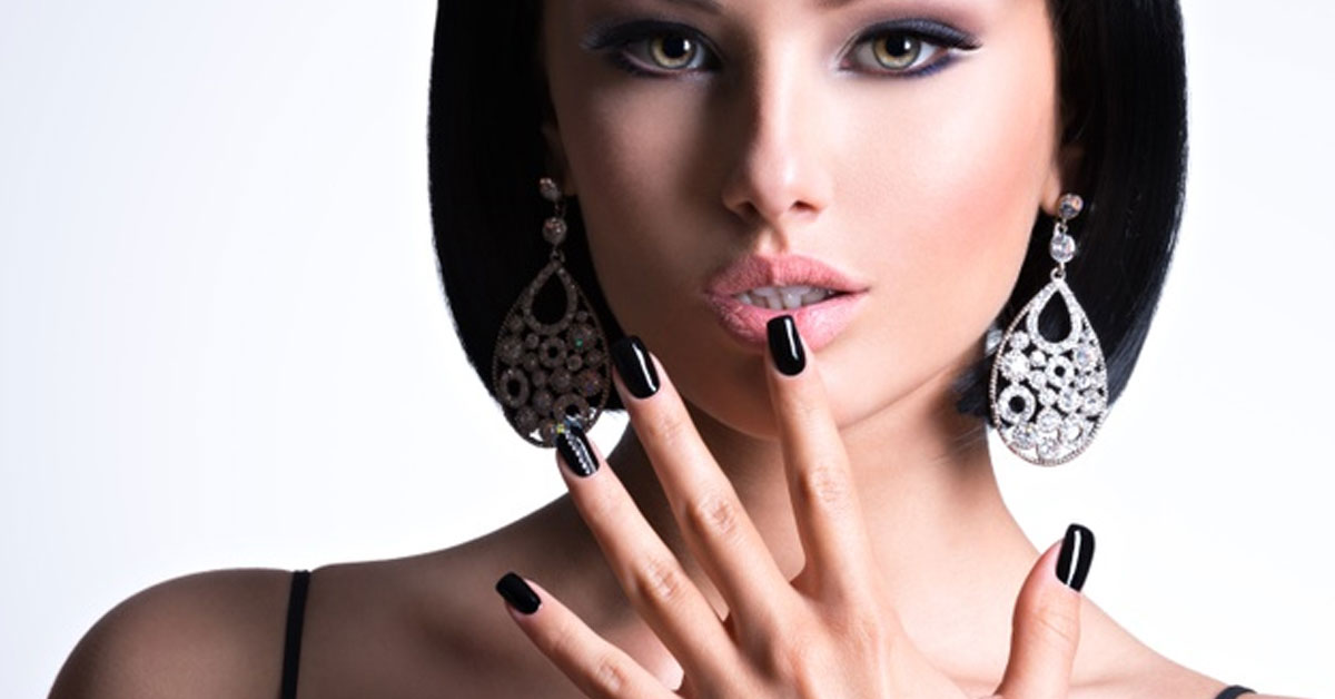 Festive Manicure: Αν έχετε βαρεθεί το κλασικό κόκκινο, υπάρχουν εναλλακτικές