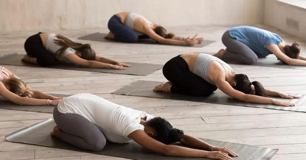 6 στάσεις yoga που θεραπεύουν τον πονοκέφαλο