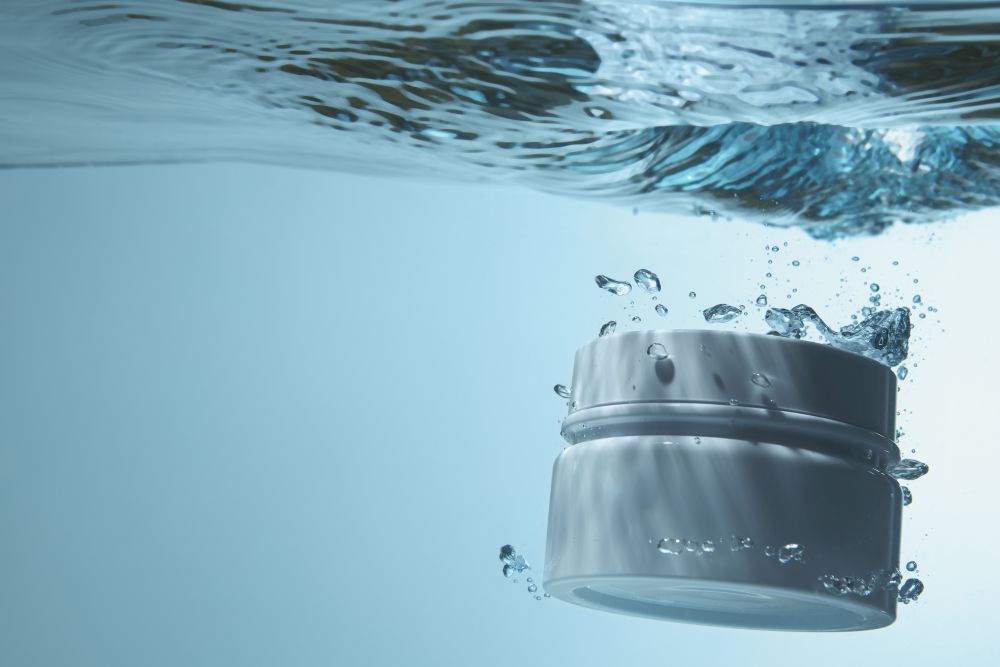 product-container-underwater-still-life